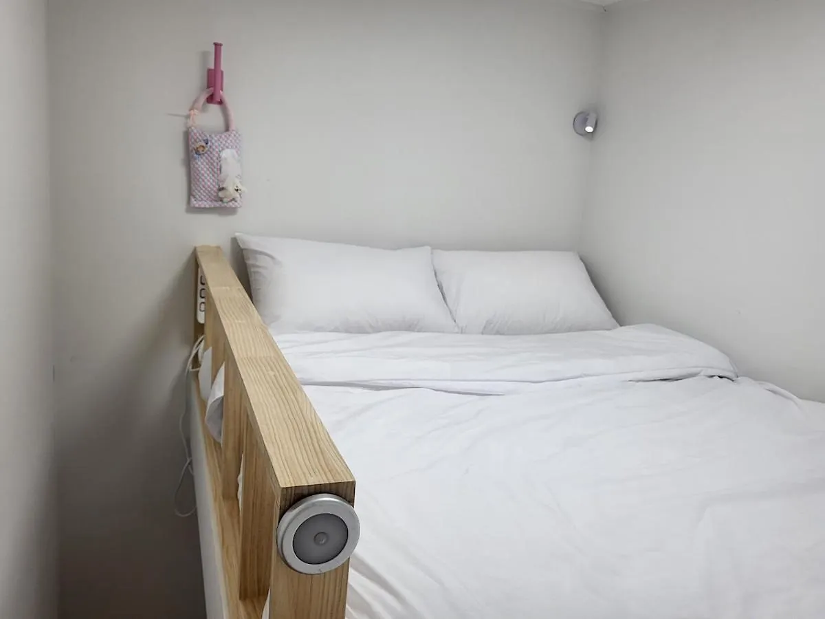 2 Rooms For 7, Young House Seúl 0*,